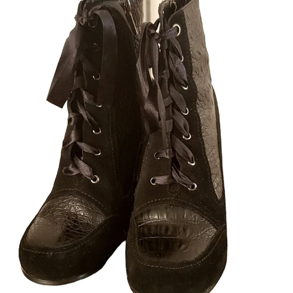 𝅺LORIBLU Adorable Booties EUC - Picture 1 of 7